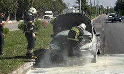 Yolda İlerleyen Otomobil Motorundan Alev Aldı