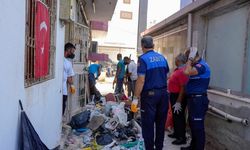 28 Ton Çöp Çıkarılan Evde Temizlik ve İlaçlama Çalışması Yapıldı