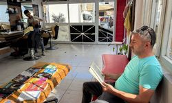 Berberde Kitap Köşesi Kuruldu, Müşteriler Sıra Beklerken Kitap Okuyor