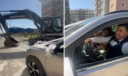İş Makinesi Operatörü Gelin Arabasının Yolunu Kesti