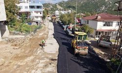 Kahramanmaraş Andırın'da 2 Kilometrelik Cadde Sıcak Asfaltla Yenileniyor
