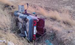 Kahramanmaraş’ta Hafif Ticari Araçla Çarpışan Otomobil Kanala Uçtu