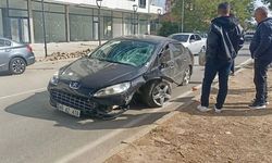 Kahramanmaraş’ta Kontrolden Çıkan Araç Refüje Çarptı