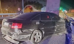 Kahramanmaraş’ta Trafik Kazası: Otomobil Bariyerlere Girdi