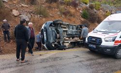 Kaygan Yolda Devrilen Kamyonette 3 Kişi Yaralandı