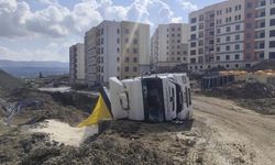 Kum Yüklü Kamyon Devrildi: Sürücü Yaralı