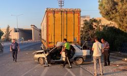 Park Halindeki Tıra Çarpan Otomobilin Sürücüsü Hayatını Kaybetti
