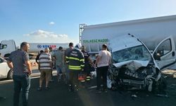 Tankerle Çarpışan Araçta Üç Kişi Yaralandı