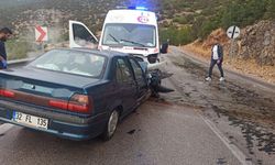 Ambulans ve otomobilin çarpıştığı kazada 4 kişi yaralandı