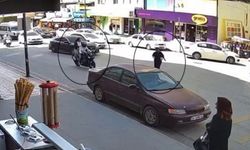Yolda Karşıya Geçmeye Çalışan Kadın Motosikletin Hedefi Oldu
