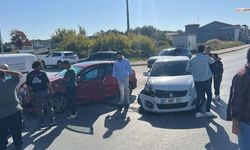 Manavgat'ta iki otomobilin kavşakta çarpışması kameraya yansıdı