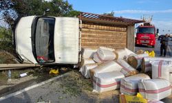 Antalya Serik’te saman yüklü kamyonet devrildi, yol trafiğe kapandı