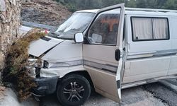 Antalya’da Araç İstinat Duvarına Çarptı