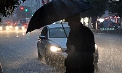 Antalya’da sarı alarm sonrası sağanak etkili oldu: Yollar göle döndü