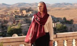 Uzak Şehrin Sadakati Sosyal Medyada  Verdiği Pozlarla Gündeme Oturdu