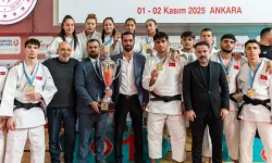 İzmir'in judocuları yenilgisiz şampiyonluğa ulaştı