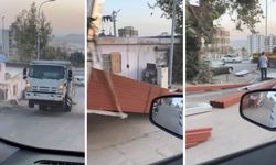 Kahramanmaraş'ta yükü ağır gelen kamyonun önü kalktı, malzemeler yola savruldu