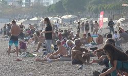 Kasım ortasında yaz havası: Antalya'da sahiller doldu, denize girildi
