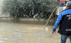 Mersin Tarsus’ta su borusu patladı: Site bahçeleri sular altında kaldı