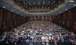 Mersin'de Emekli Evi Üyeleri 'Ben Anadolu' Tiyatro Oyununa Yoğun İlgi Gösterdi