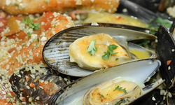 Bursa'da Dört Genç Yedikleri Midyeden Zehirlenerek Hastaneye Kaldırıldı