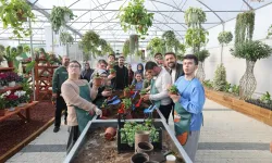 Özel bireyler toprakla buluştu: Elleriyla hasat yaptılar, menekşe ektiler