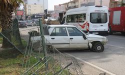 Serik'te Otomobil Bariyerlere Çarparak Durabildi