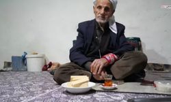 86 Yaşındaki Dede, 50 Yıldır Yalnızca Çay ve Gofretle Yaşıyor