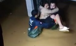 Alanya’da sağanak sonrası evinde mahsur kalan kadın kurtarıldı