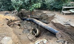 Alanya’da Sulama Borusu Patladı, Otomobil Portakal Bahçesine Sürüklendi