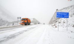 Antalya Alacabel’de kar yağışı etkili oluyor: Kar kalınlığı 10 santimetreyi buldu