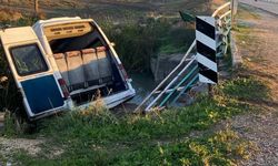 Antalya Serik’te minibüs sulama kanalına uçtu: Sürücü aracı terk etti