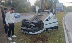 Antalya'da Refüje Çarpan Araç Ters Döndü, Sürücü Hastaneye Kaldırıldı