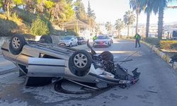 Virajı alamayan otomobil direğe çarpıp devrildi