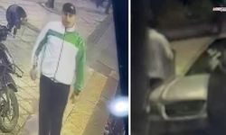 Kaldırımda yürüyen adam park halindeki arabanın aynasını tekme ile kırdı