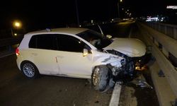 Köprülü kavşakta kontrolden çıkan otomobil bariyerlere çarptı