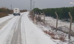 Yağan dolu ile yollar ve tarlalar beyaza büründü