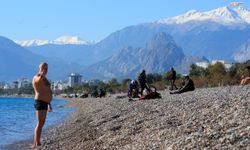 Türkiye kara teslimken Antalya’da deniz keyfi sürüyor