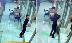 Kendi Sildiği Cama Çarpan Garsonun Talihsiz Anı Kameralarda