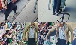 Çamurlu Ayakkabısını Çıkarıp Çorapla Girdi