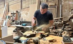 Alanya'da bir usta, çürümüş zeytin ağacını yeniden hayata döndürüyor