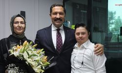 Vali Masatlı Down Sendromlu Kuaförün İlk Müşterisi Oldu