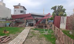 Fırtınada çatısı uçan evde mahsur kalan 3 kişi kurtarıldı