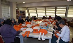 Gaziantep'te Kadınlar, Lösemili Çocuklar İçin Oyuncak Bebek ve Elbise Dikiyor