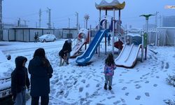 Kar yağışı ile şehir beyaza büründü, okullar tatil edildi