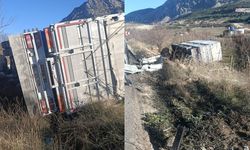 Isparta’da kamyon şarampole devrildi, sürücü yaralandı