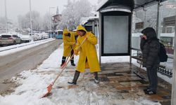 Kahramanmaraş'ta yaya yollarında kar temizleme çalışmalarını sürdürüyor
