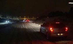 Kar yağışının etkili olduğu Burdur'da araçlar yolda kaldı