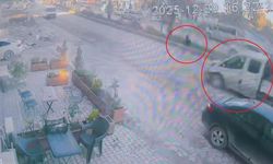 Karşıya koşarak geçen çocuk ters yöndeki araçtan kıl payı kurtuldu