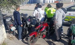 Kız çocuğuna çarpıp kaçan motosikletli 100 metre sonra yakalandı